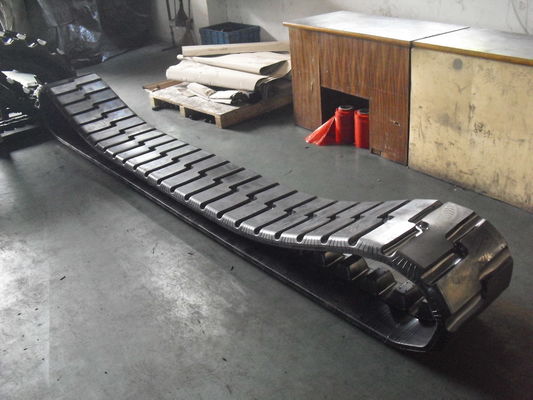 470x152.4x56 মসৃণ বা খোদাই করা প্যাটার্ন PF6110 রাবার ট্র্যাক 52 লিঙ্ক সহ অ্যাসফাল্ট প্যাভারের অংশ